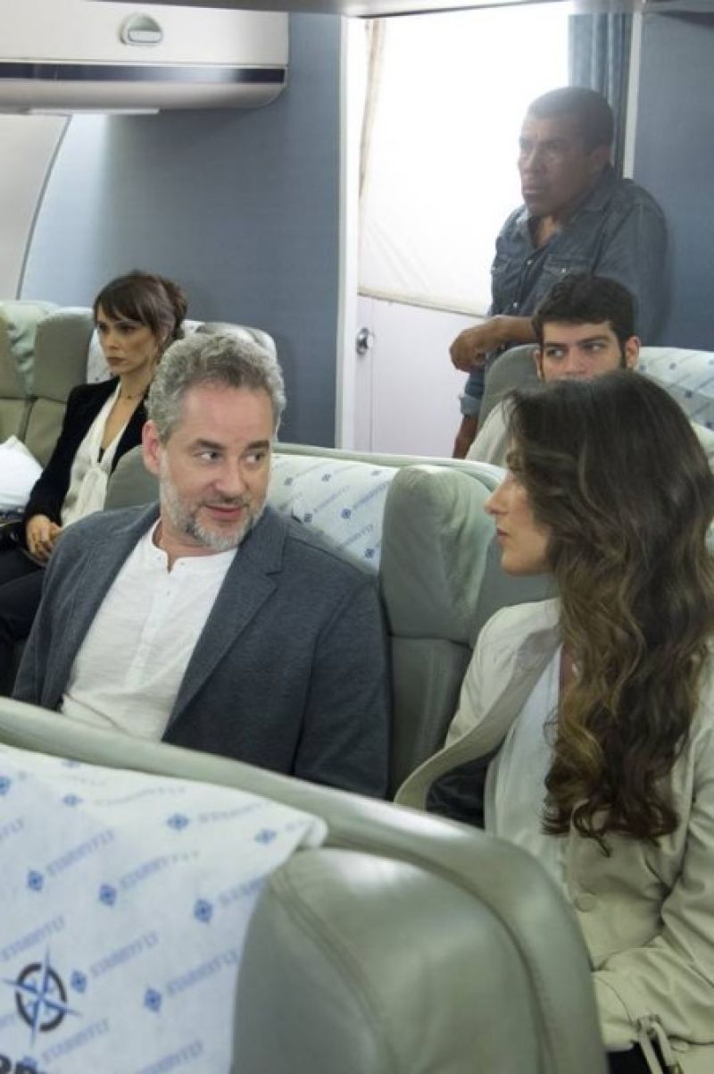 Eugênio reata com Joyce e Irene promete se vingar